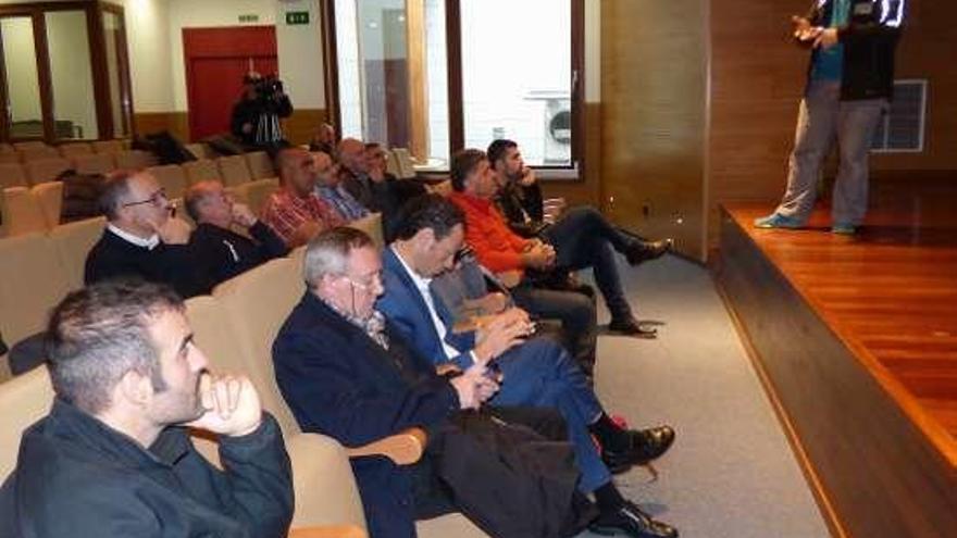 Jordi Pagès explica el estudio en el auditorio de Degaña.