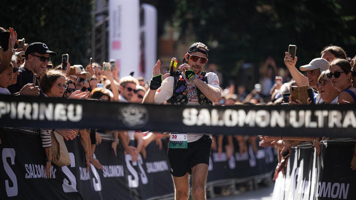 Jonathan Albon cruzando la meta de la Ultra Pirineu