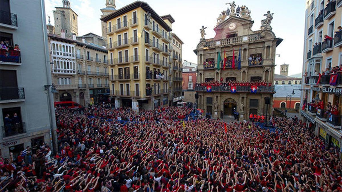 Osasuna celebra desde el Ayuntamiento y con sus aficionados el ascenso a Primera