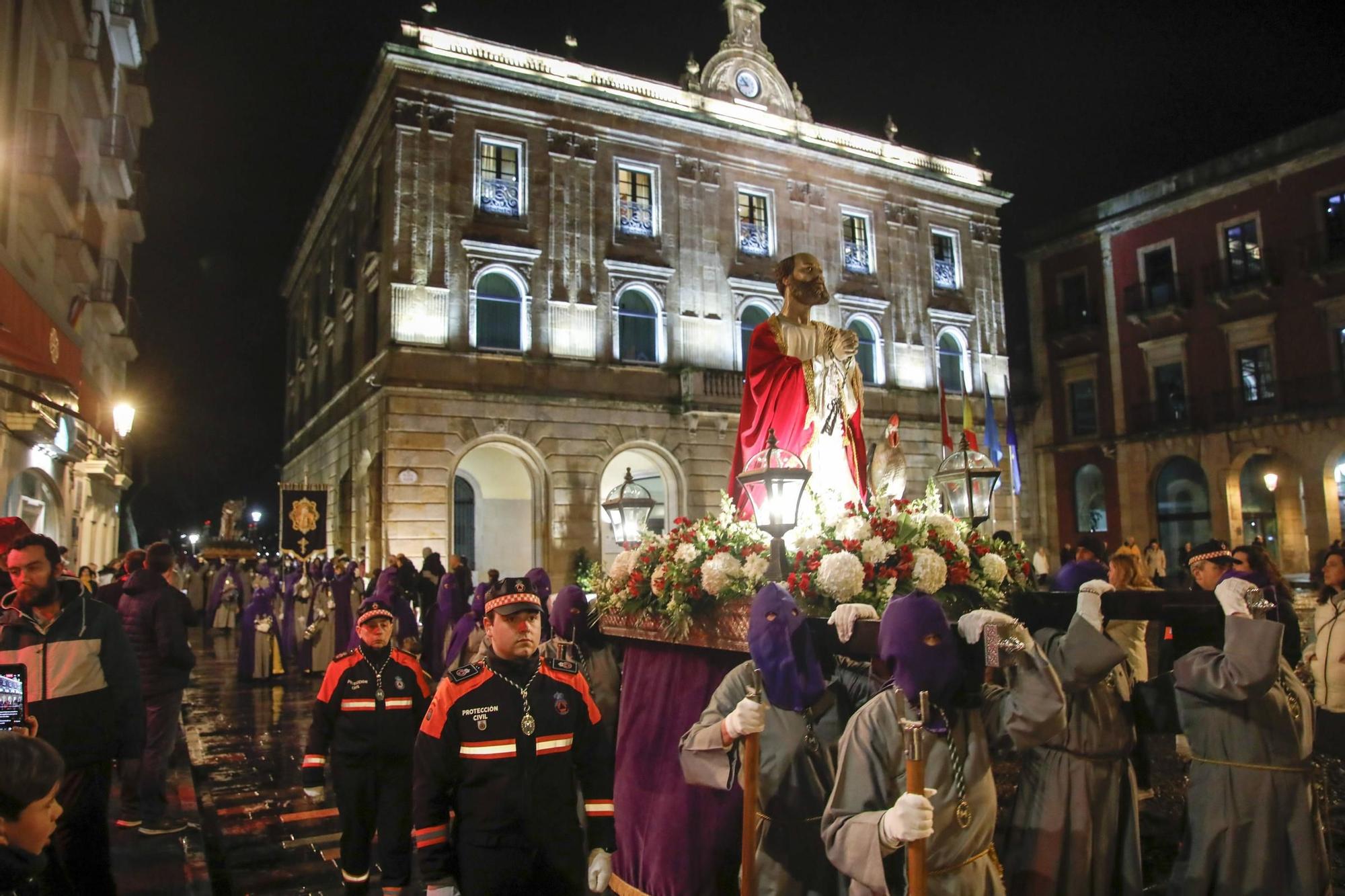 Así es la procesión del Martes Santo en Gijón (en imágenes)