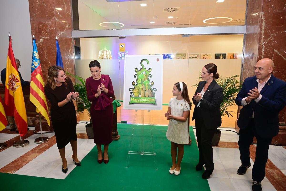 La alcaldesa Begoña Carrasco, las reinas de lasfiestas (Clara Sanz y Ana Colón), la concejala Selma y el presidente de la Junta de Fiestas, Raúl Collazos.