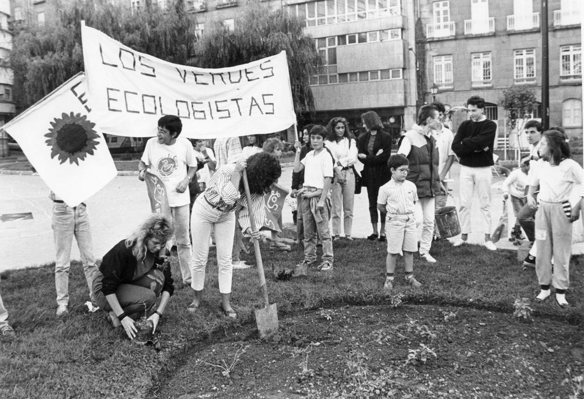 El colectivo «Los Verdes Ecologistas» planta rosas en la Praza de Portugal en protesta por la falta de parques y jardines en la ciudad, en 1988.