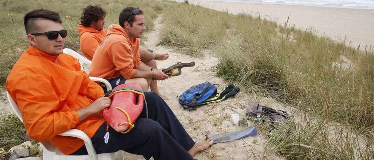 Tres socorristas, ayer, en la playa de Xagó.