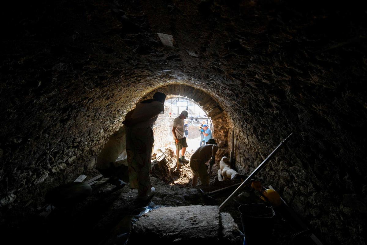 Hallada la estatua de mármol de un dios en una antigua cloaca romana en Bulgaria