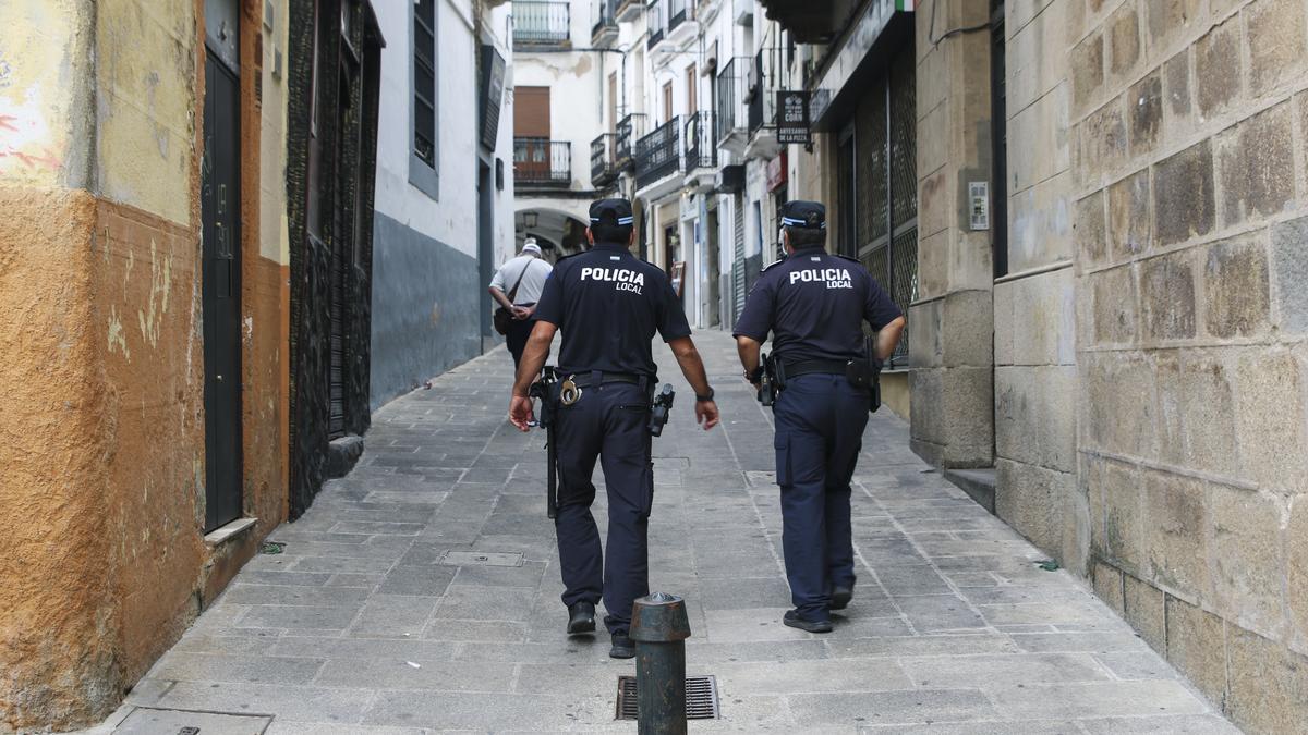 Dos agentes de la Policía Local patrullan en una calle del centro en una foto de archivo.