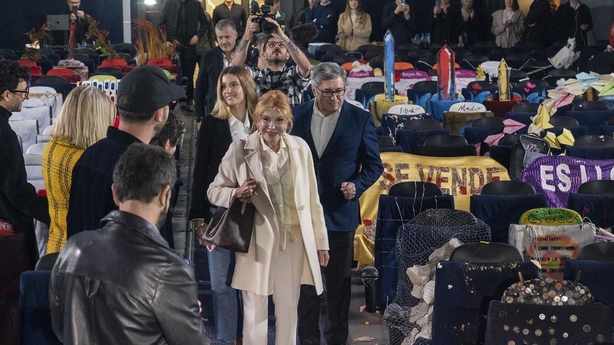 Carmen Thyssen, acompañada por su hija y sobrino visitan el cine Comedia, futuro Museu Carmen Thyssen