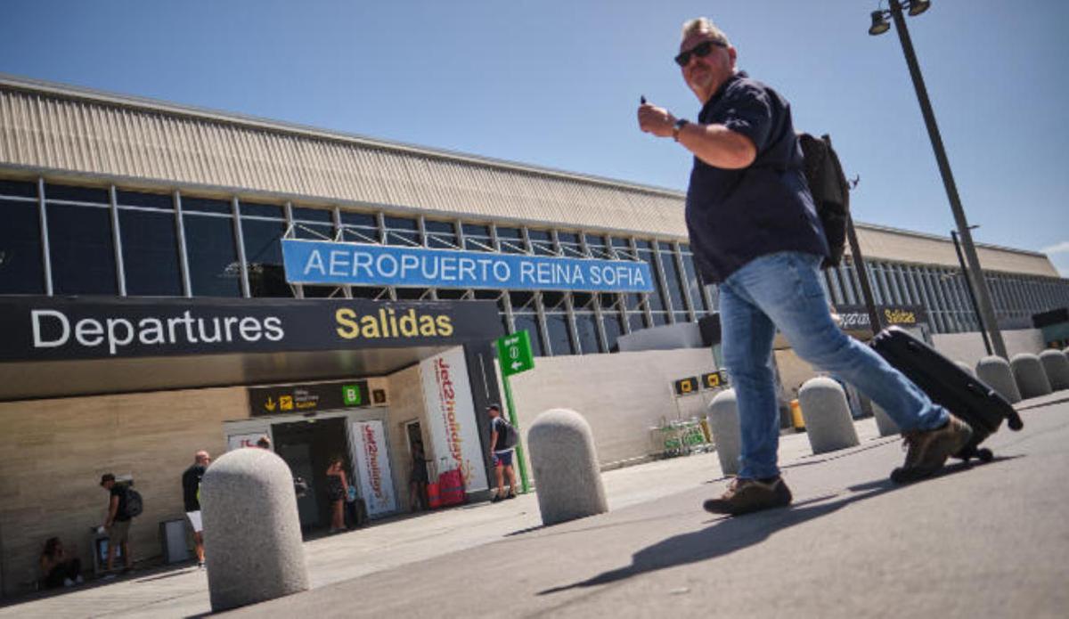 Entrada a la terminal de pasajeros del aeropuerto Tenerife Sur Reina Sofía.