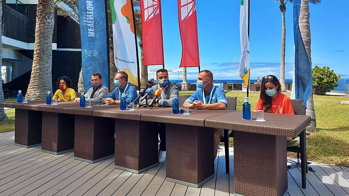 Las autoridades y los organizadores, en la presentación celebrada ayer. | | E.D.