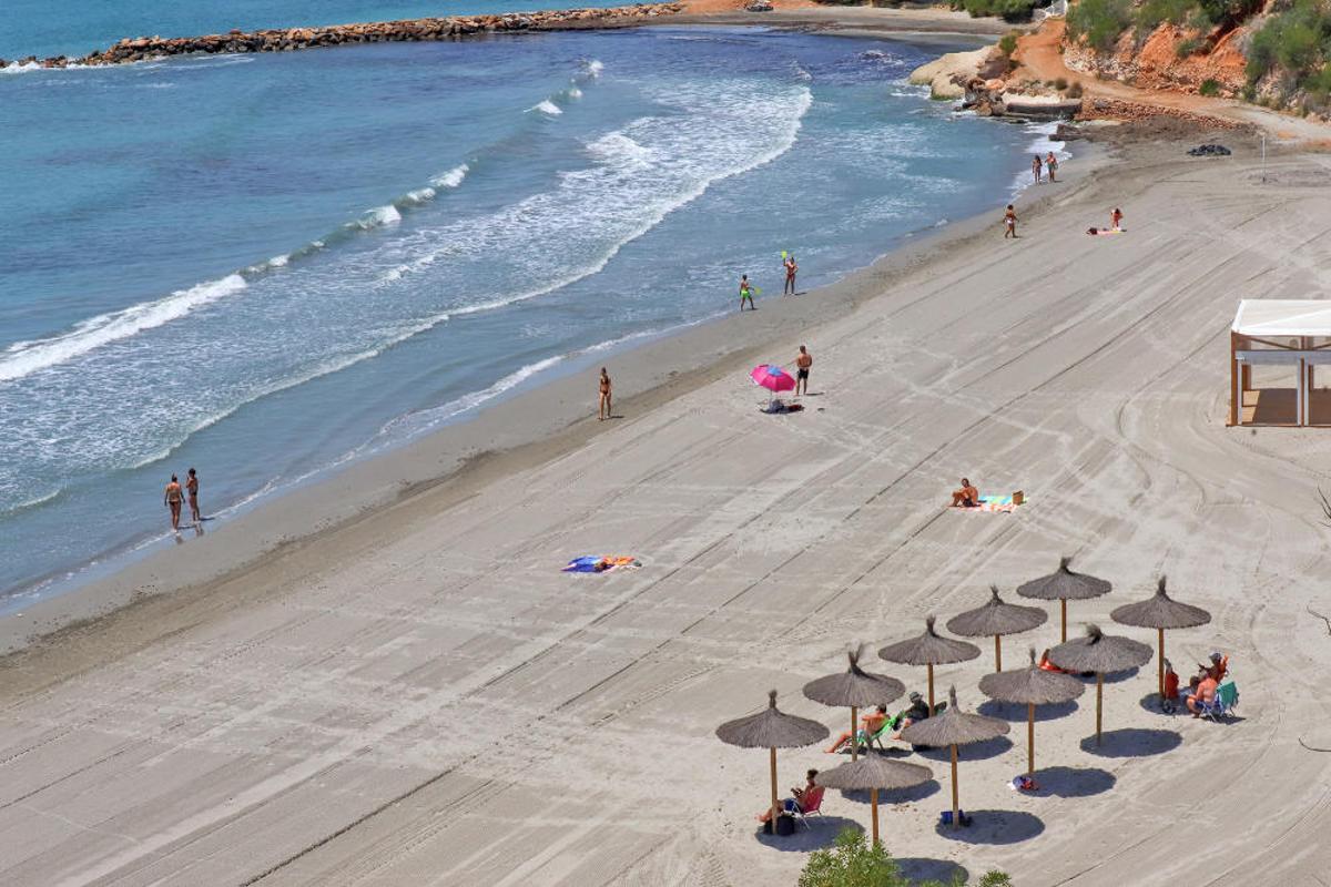 La playa de Cabo Roig -La Caleta, con bandera azul.