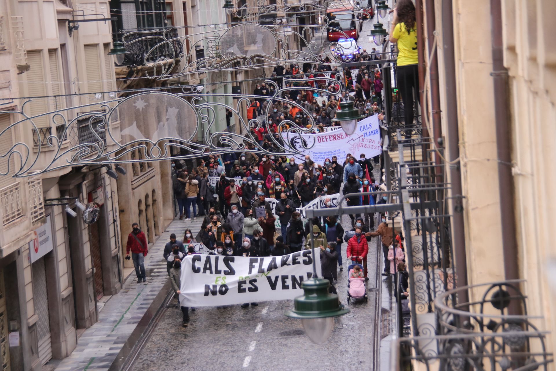 Varios centenares de personas se manifiestan por el centro social Cals Flares de Alcoy