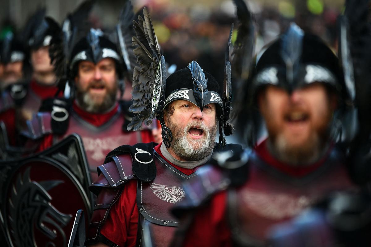 Celebración de la influencia de los vikingos escandinavos en las Islas Shetland, con hasta 1,000 guizers (hombres disfrazados) arrojando antorchas encendidas en su bote vikingo y prendiéndolo fuego más tarde en la noche.