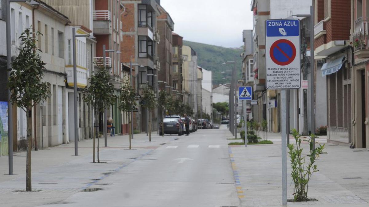 Zona azul en la calle Progreso de Silleda.  | // BERNABÉ/JAVIER LALÍN