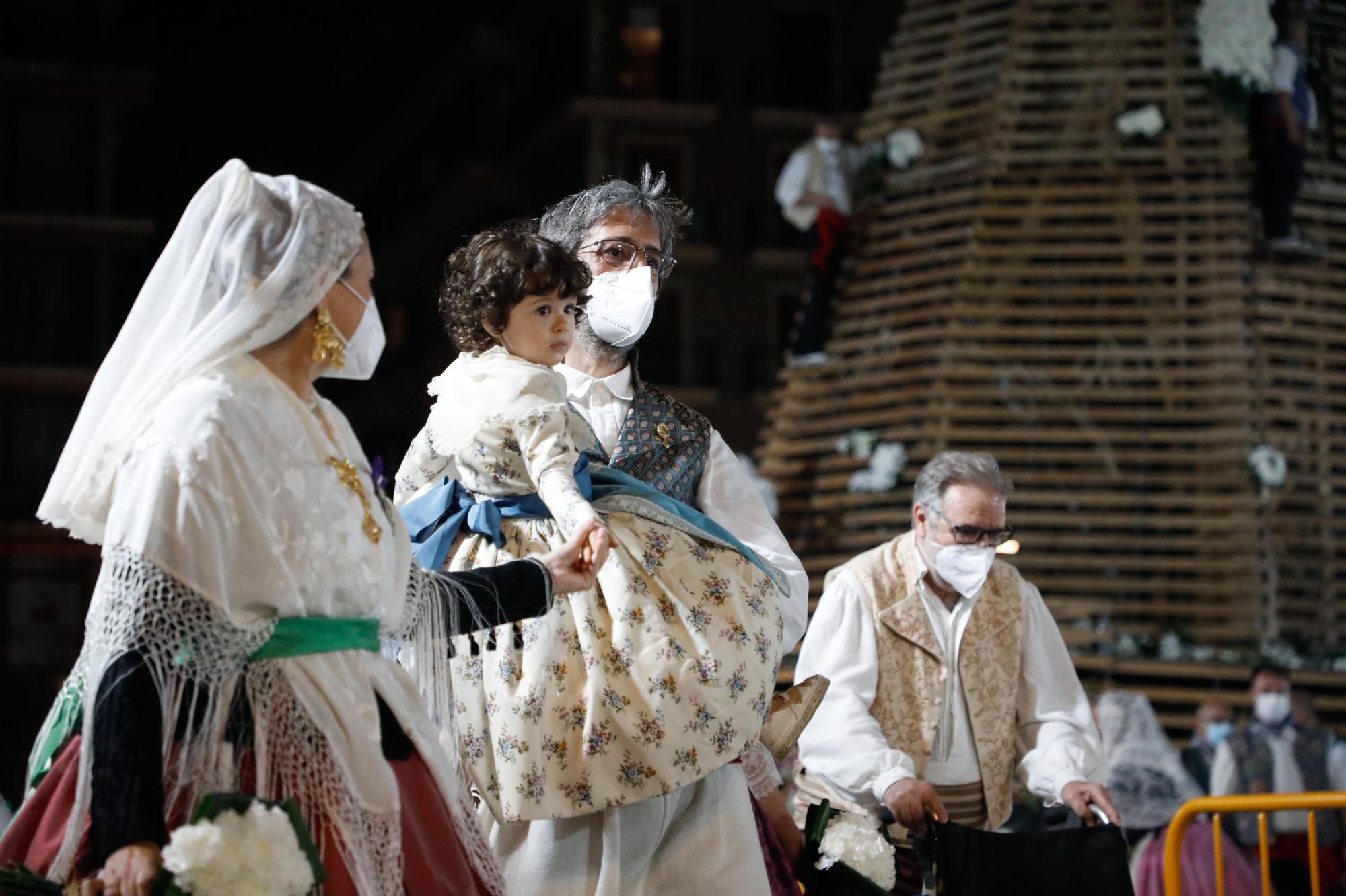 Búscate en el primer día de la ofrenda por la Calle Caballeros de las 21:00 a las 22:00