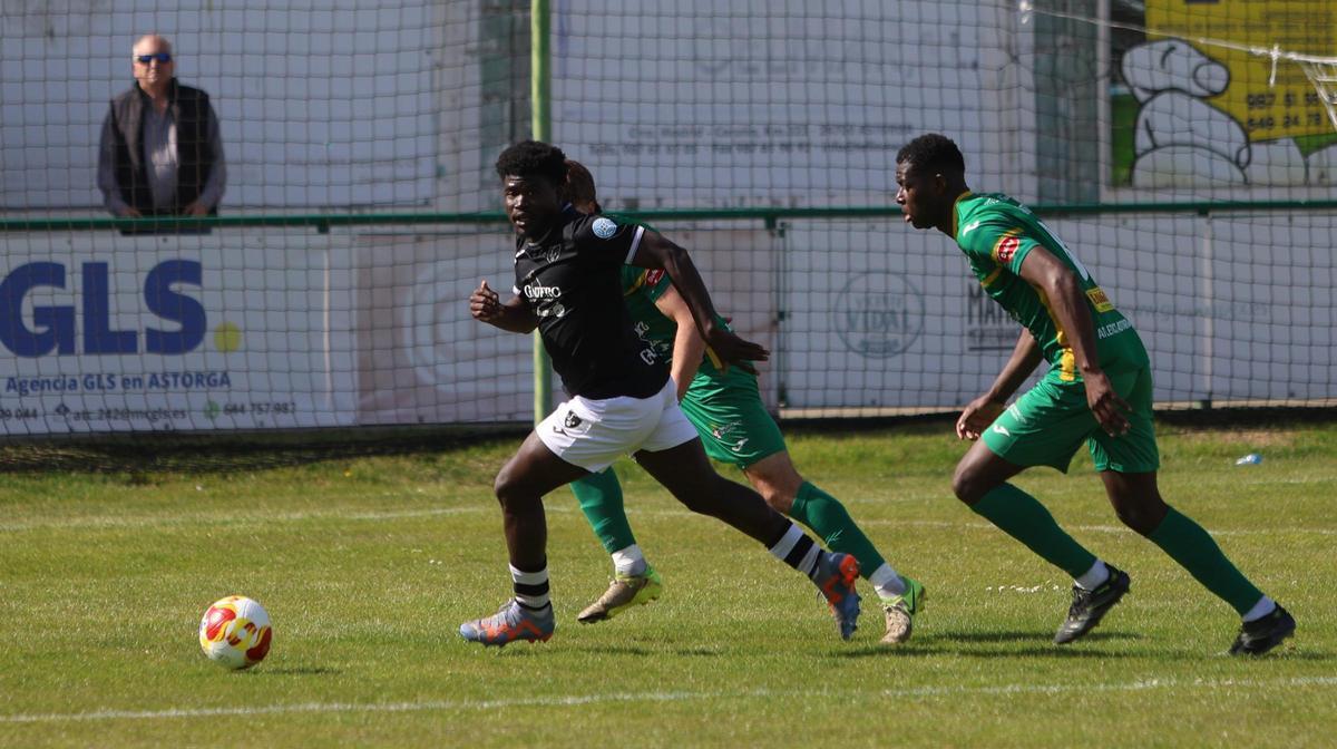 Babafemo, del Lealtad, rodeado por jugadores del Astorga en el partido de la pasada jornada.