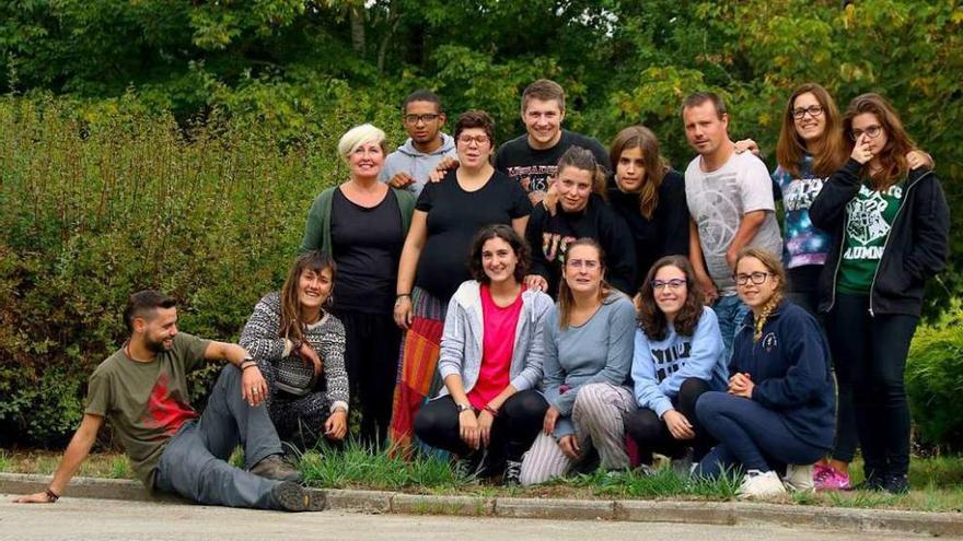 Algunos de los participantes en el campamento, ayer, en Mouriscade. // Bernabé