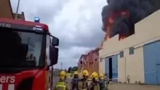 Arde una empresa de transportes del polígono Sur de Tarragona