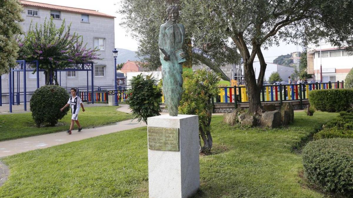 La estatua de Rosalía de Castro, que da nombre a la alameda.   | // R. G.