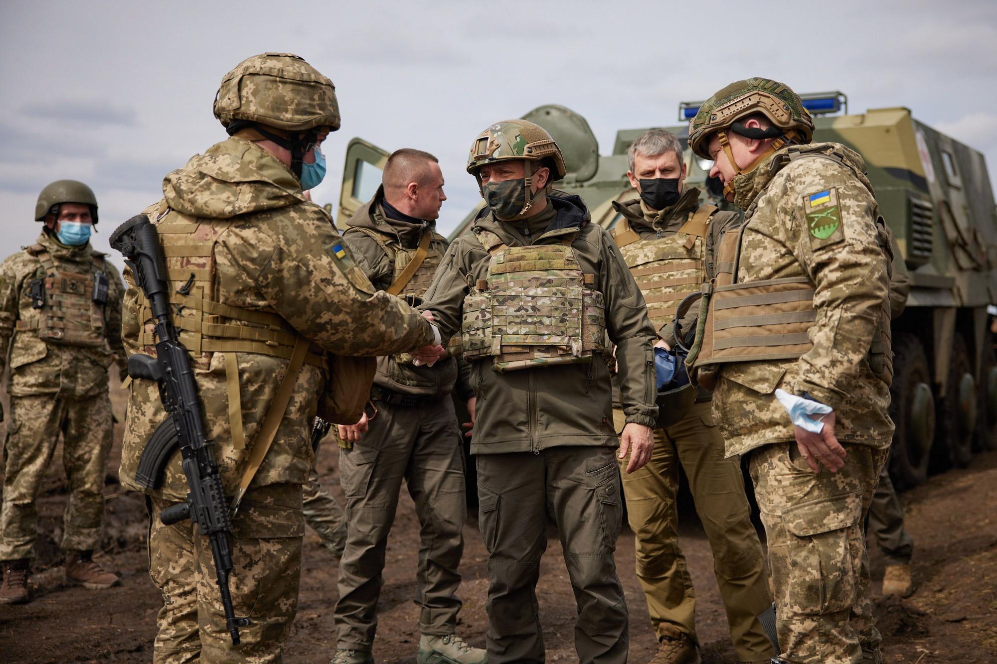 El Presidente de Ucrania, Volodymyr Zelensky (C), en su visita de trabajo a la zona de conflicto del este de Ucrania. EFE