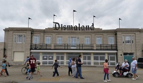 El cotizado artista urbano británico Banksy anunció hoy la apertura de "Dismaland", un "parque temático familiar para anarquistas principiantes" en Somerset, una zona costera al oeste del Reino Unido.