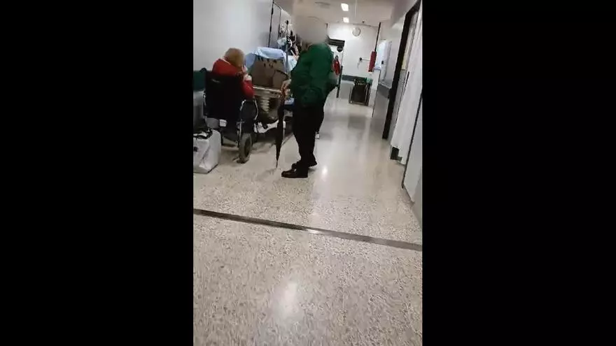 Pacientes del CHUS denuncian nuevo colapso en Urgencias