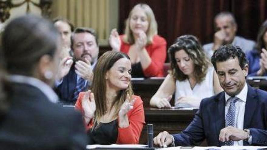 Los diputados del PP aplauden a su líder, Gabriel Company, tras una de sus intervenciones.