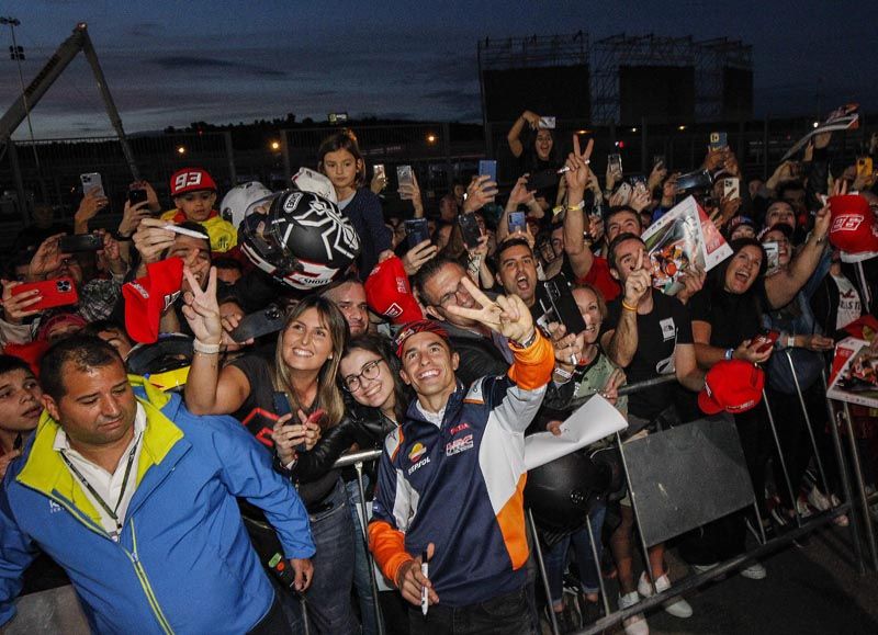 Ambientazo en Cheste | La afición disfruta con el Pit Walk