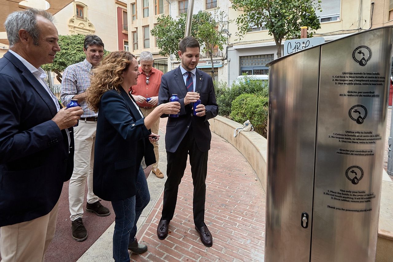 Inauguración de la primera fuente de agua filtrada y refrigerada en Gandia, en 2024.