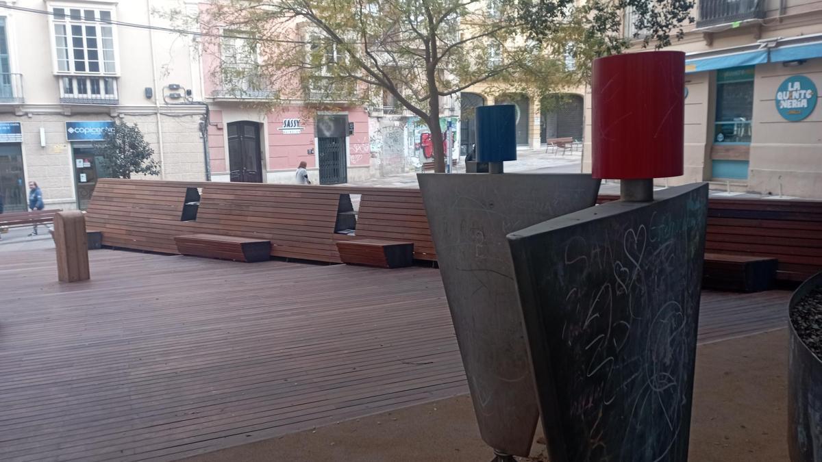 Plaza de San Pedro Alcántara, esta semana, con instrumentos musicales y tarima de madera