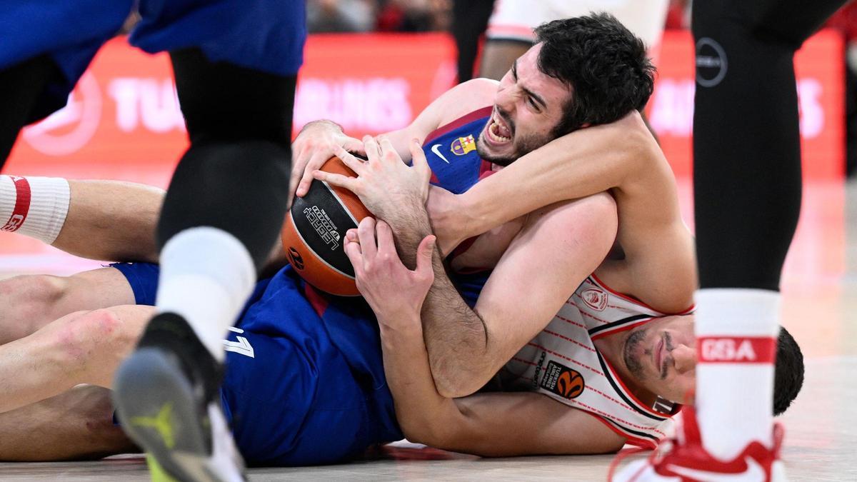 Àlex Abrines roba un balón.