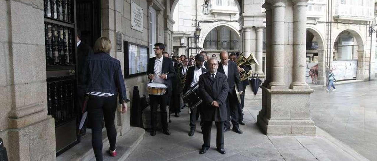 Concierto protesta de la anterior banda de música ante el Concello este año. // Jesús Regal