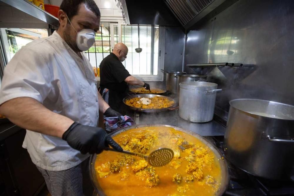 Casa Pepe prepara paellas para los sanitarios de Ibiza.