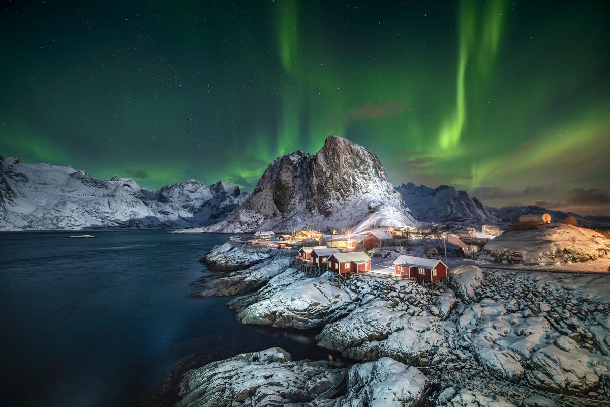 Un aurora boreal sobre Reine, en el norte de Noruega.