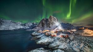 Un aurora boreal sobre Reine, en el norte de Noruega.