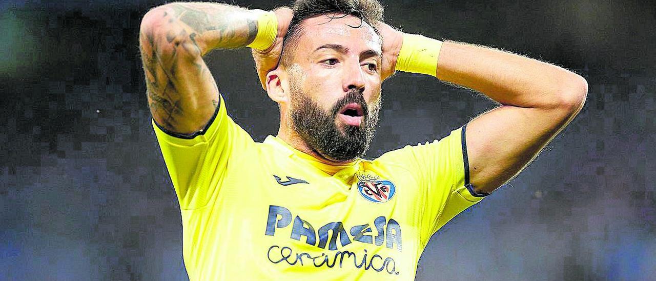 El delantero del Villarreal José Morales se lamenta tras marrar la única oportunidades de su equipo en Anoeta.