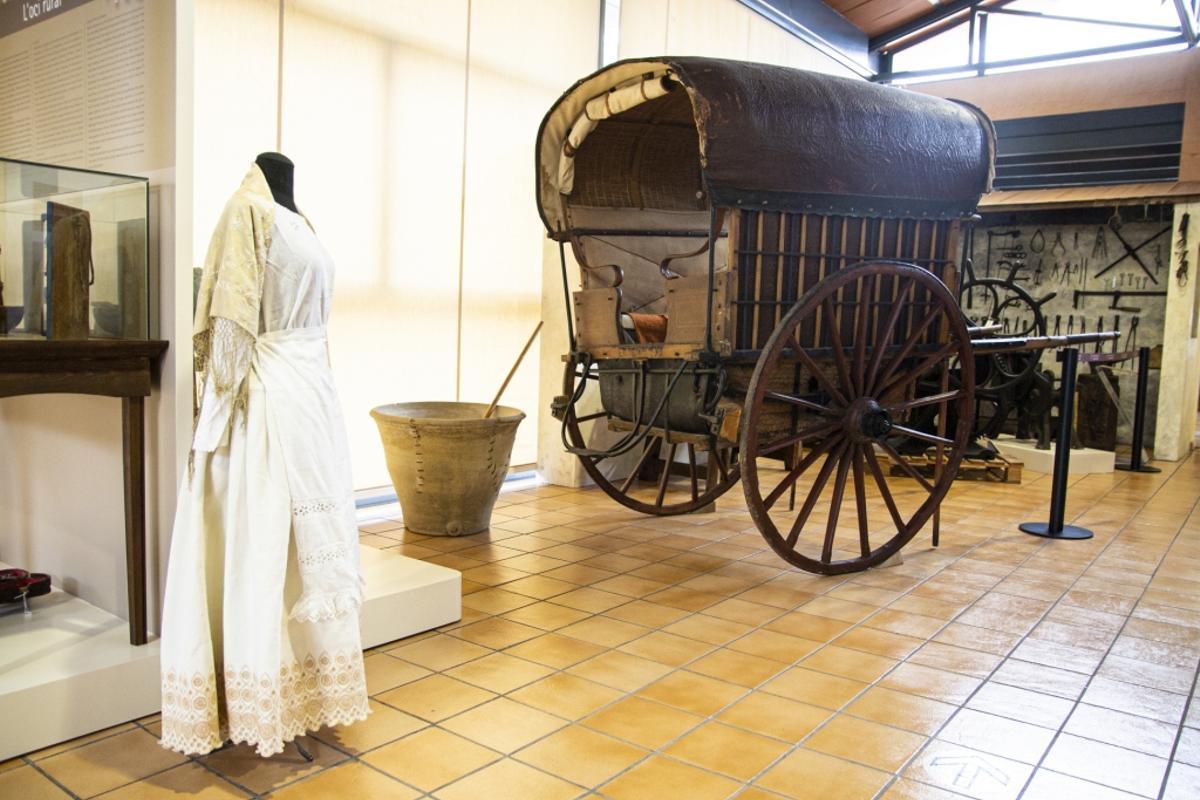Uno de los trajes que se muestra en la exposición del Museo de Pusol para conmemorar el 8M
