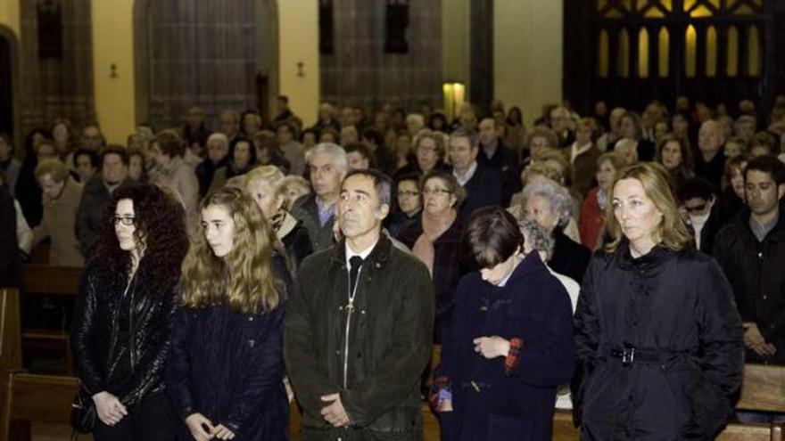 Funeral, ayer, de Margarita Huerta García. En el primer banco, en el centro, su hijo, Rafael Nosti Huerta.