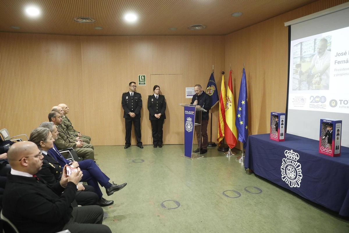 Presenten a Girona la primera nina policia nacional