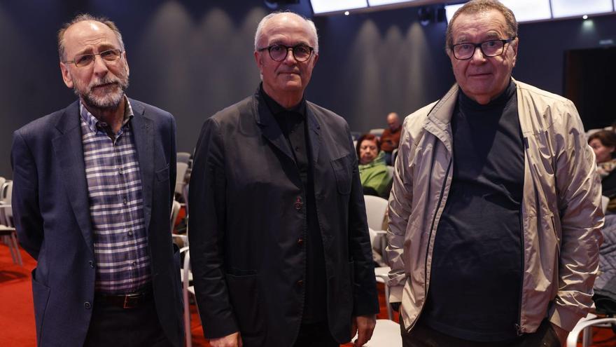 Por la izquierda, Javier Suárez Pandiello, Jorge Fernández León y Pedro Sánchez Lazo, ayer, en el Club LA NUEVA ESPAÑA. | LUISMA MURIAS