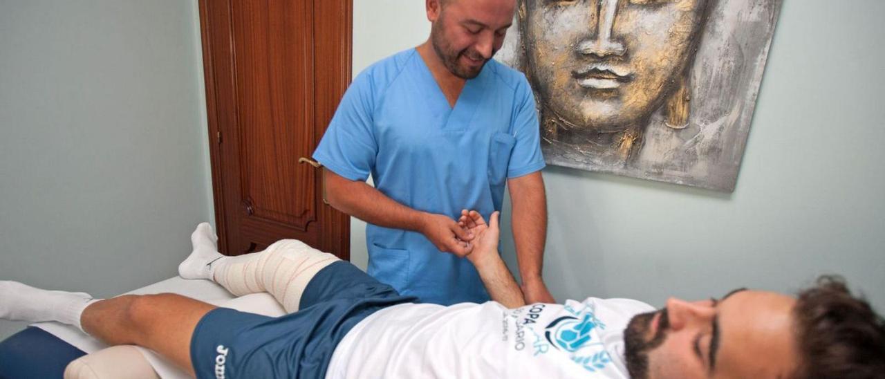 Jorge Freitas, tratando al centrocampista del Estradense Brais Calvo.  | // BERNABÉ