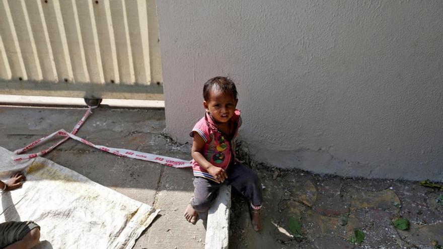 Esta es Shivani, la niña de 15 meses que pasa el día atada a una piedra mientras su padres trabajan en una obra