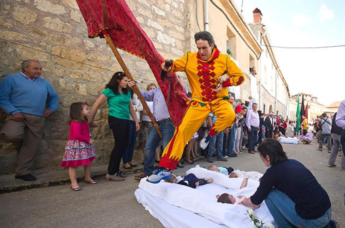 Un home que representa el diable salta per sobre de matalassos amb bebès en una representació ancestral anomenada festa d’’El Colacho’, declarada d’interès turístic nacional, a la localitat burgalesa de Castrillo de Murcia.