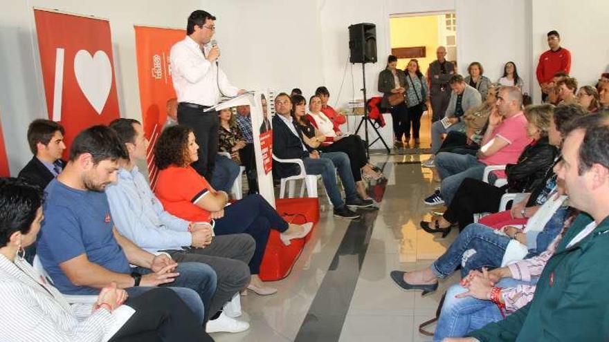 Óscar Pérez, rodeado por su equipo, durante el acto celebrado en una sala del Casino de Luarca.