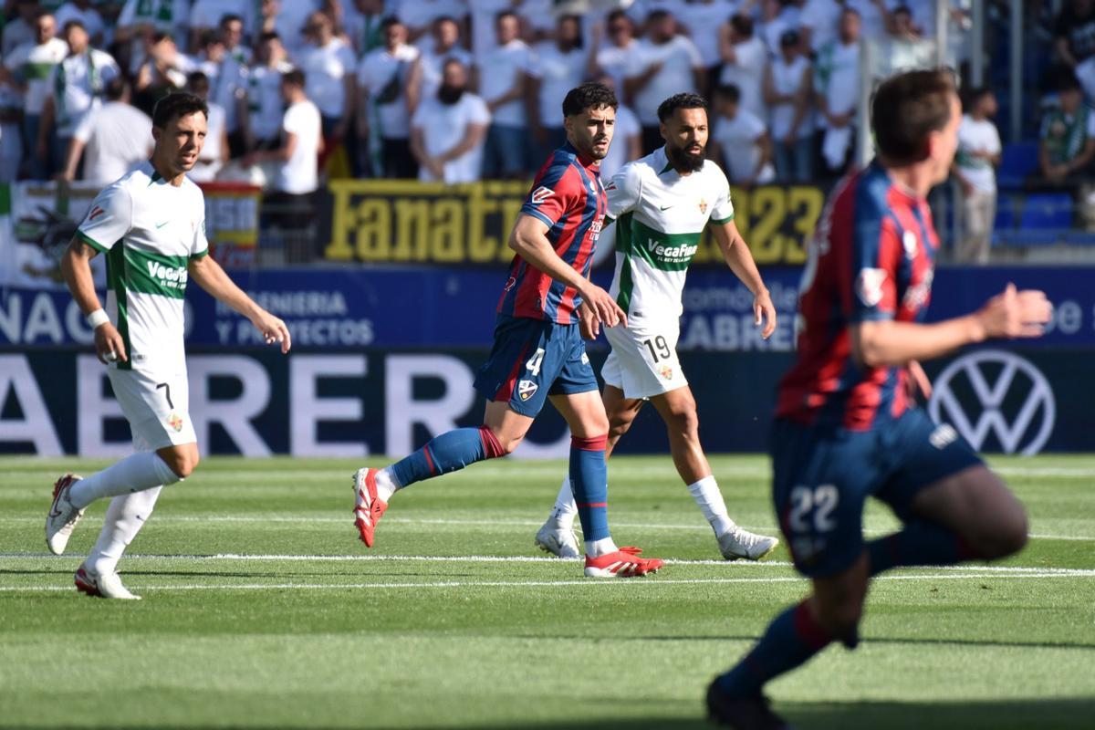 Óscar Plano y Mourad, atentos a una jugada durante el Huesca-Elche