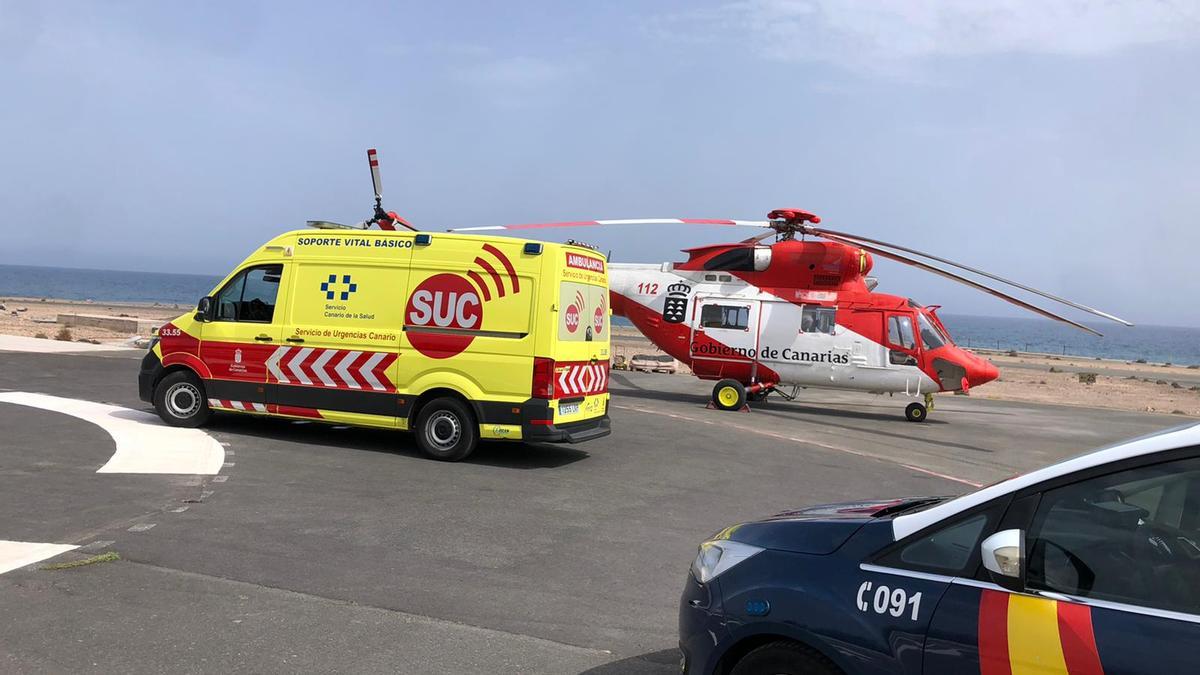 Imagen de archivo del helicóptero del GES y una ambulancia del SUC en la helisuperficie de El Berriel, en San Bartolomé de Tirajana.