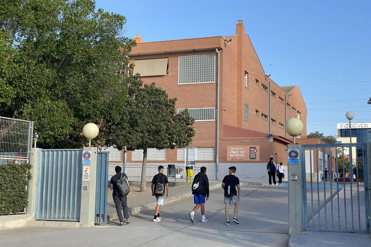 Alumnos entran en el IES Severo Ochoa, que cuenta con ESO, Bachillerato y FP.