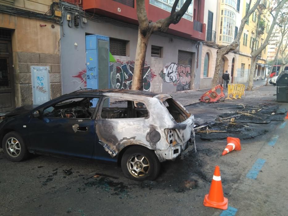 El pirómano vuelve a actuar y quema diez contenedores y destroza coches en Palma