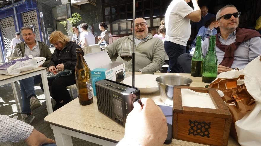 Ambiente en la terraza de un bar de Avilés, ayer por la mañana, en las primeras horas del apagón. | MIKI LÓPEZ