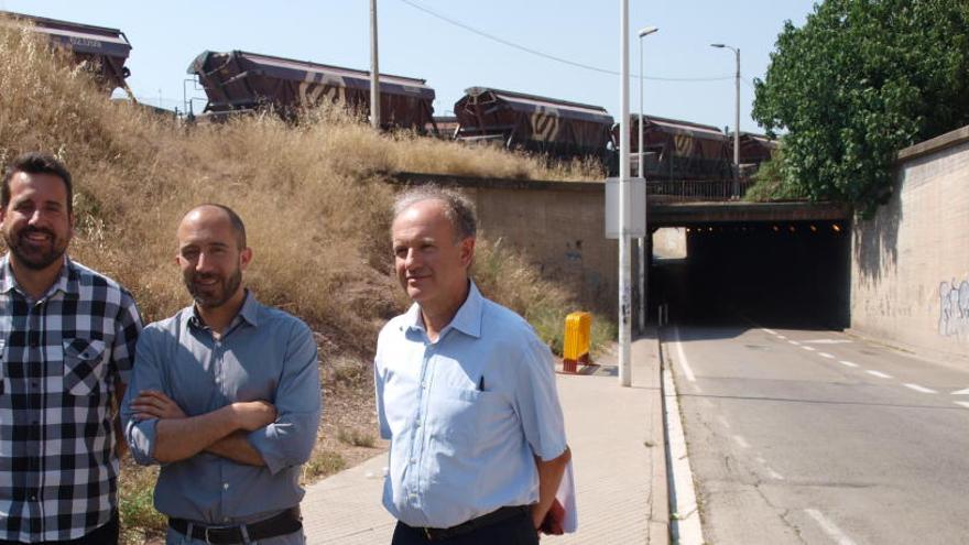 Jordi Serracanta, Marc Aloy i Josep Comellas davant del túnel del carrer Indústria