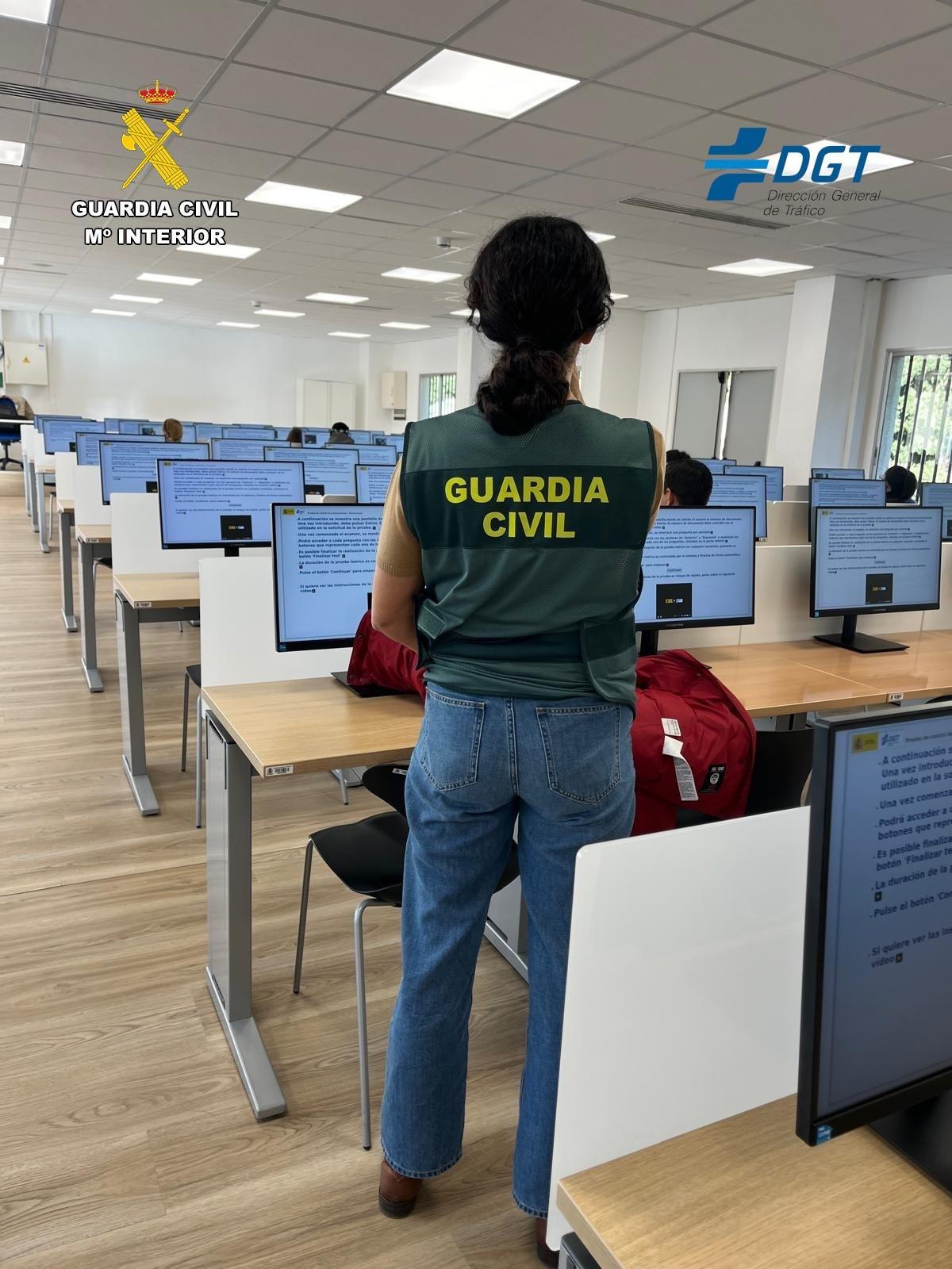 La Guardia Civil ha investigado personas por suplantación de identidad para hacer exámenes del permiso de conducir.
