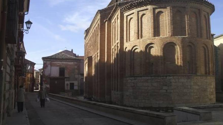 Vecinos pasean por la calle San Lorenzo el Real, en la que está previsto acometer obras de renovación integral.